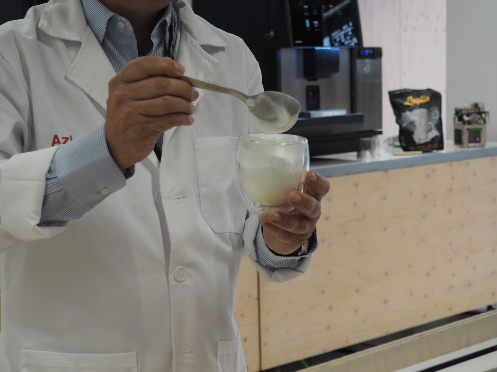 Espuma de leche en café